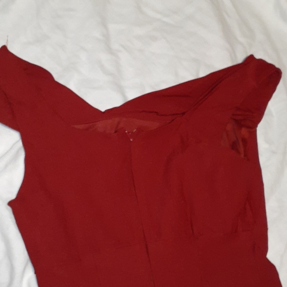 A wine colored dress - Picture 2 of 2